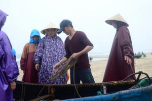 Quảng Bình: Lốc xoáy kèm mưa to đánh chìm nhiều tàu cá của ngư dân trên biển Quảng Bình: Lốc xoáy kèm mưa to đánh chìm nhiều tàu cá của ngư dân trên biển
