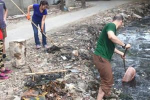 Chủ tịch UBND thành phố Hà Nội biểu dương “ông Tây dọn rác”