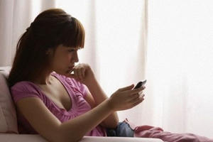 Đọc trộm tin nhắn trên điện thoại có thể bị phạt tù đến 3 năm