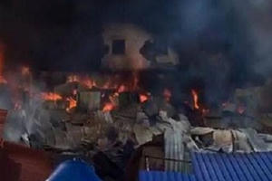 Hà Nội: Ngọn lửa bao trùm khu lán trọ của công nhân