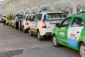 Tranh cãi quanh quy định quản lý xe hợp đồng