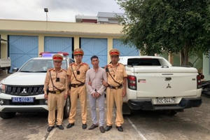 Lực lượng CSGT Kon Tum bắt giữ đối tượng có lệnh truy nã