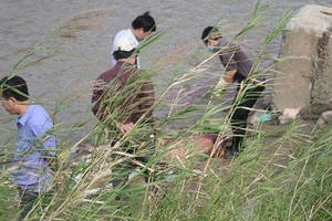 Hà Nội: Tá hỏa phát hiện thi thể nam giới dưới chân cầu Vĩnh Tuy