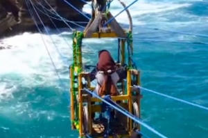 "Đột nhập" hòn đảo giữa biển bằng kiểu đi cáp treo lạ chưa từng thấy "Đột nhập" hòn đảo giữa biển bằng kiểu đi cáp treo lạ chưa từng thấy