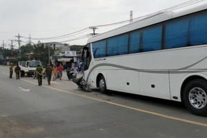 TP HCM: Chạy lấn làn, nam thanh niên tông thẳng vào xe khách