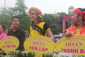 Rộn ràng Hội thi gói, nấu bánh chưng giã bánh giầy tại lễ hội Đền Hùng