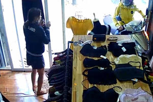 [Clip]: Hai thiếu nữ hoảng hồn khi thấy "Ninja Lead" đâm sập cửa kính