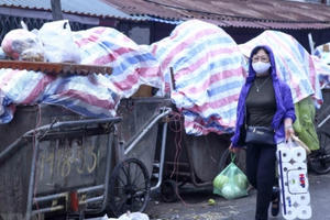 Người dân Nam Sơn tháo "gác chắn", xử lý rác ở Thủ đô đã thông tuyến Người dân Nam Sơn tháo "gác chắn", xử lý rác ở Thủ đô đã thông tuyến