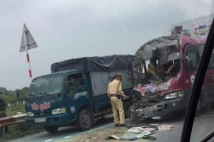 Xe khách bẹp đầu sau khi "hôn đuôi" xe tải trên cao tốc Pháp Vân - Cầu Giẽ