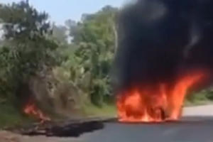 Video: Xế hộp đang lưu thông bỗng phát hỏa, bốc cháy nghi ngút trên đường