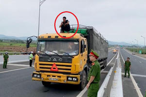 Quảng Ninh: Nam thanh niên ngáo đá, dùng dao chặn đầu xe tải trên cao tốc