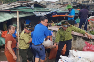 Tiểu thương chợ Vinh xót xa nhìn hàng hóa tiền tỷ hư hỏng sau trận ngập lịch sử