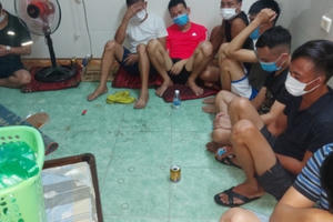 Đại úy công an bị bắt khi đang xóc đĩa