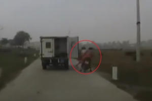 Xe chở phạm nhân quên đóng cửa thùng gây tai nạn