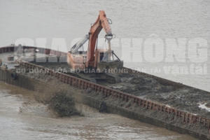 Tận mắt thấy tàu "khủng" đổ trăm tấn chất thải nguy hại xuống sông Hồng Tận mắt thấy tàu "khủng" đổ trăm tấn chất thải nguy hại xuống sông Hồng