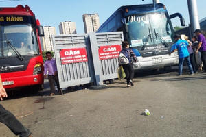 Hà Nội: "Cò" xe khách lộng hành ở bến xe Giáp Bát