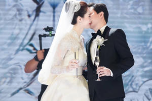 Khoảnh khắc ngọt ngào của Đặng Thu Thảo và chồng trong hôn lễ