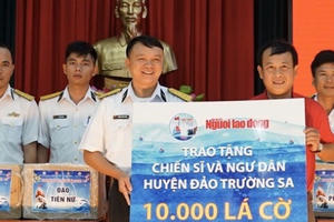 Trao 10.000 lá cờ Tổ quốc cho quân dân Trường Sa đón Tết