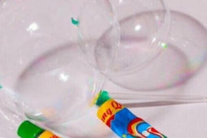 Cảnh báo ngộ độc từ trò chơi thổi bong bóng từ tuýp dạng keo