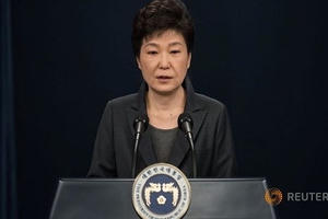 Tổng thống Hàn Quốc thuê luật sư trước khi bị thẩm vấn