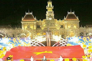 ‘Trang sử hào hùng - ngời sáng tương lai’ ‘Trang sử hào hùng - ngời sáng tương lai’