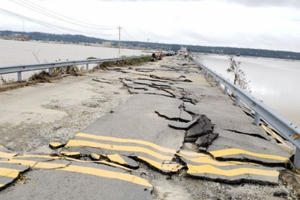 Quốc lộ 49B vỡ nát sau lũ ở Thừa Thiên Huế