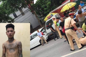 Thanh niên săm trổ đi xe máy không đội mũ bảo hiểm đâm cán bộ CSGT gục tại chỗ