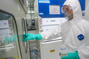 Choáng ngợp dàn robot hiện đại tại nhà máy sản xuất điện thoại Vsmart