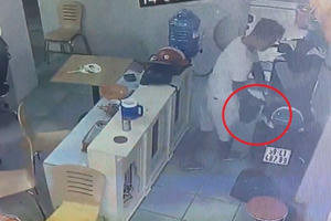 Clip: Giả vờ soi gương, nhanh tay mở cốp xe lấy trộm túi xách