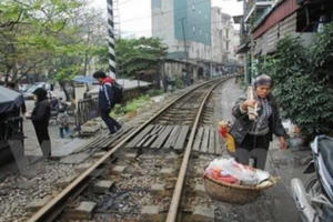 Hà Nội: Đến năm 2025 sẽ xóa toàn bộ lối đi tự mở qua đường sắt