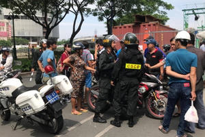 TP HCM: CSCĐ "lên gối" người tham gia giao thông sau va chạm