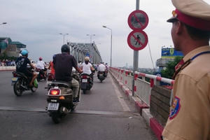 Buồn chán chuyện tình cảm, nữ sinh định nhảy cầu Chương Dương tự tử