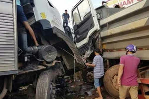 Tránh bà cụ dẫn cháu đi học, xe tải đấu đầu xe ben