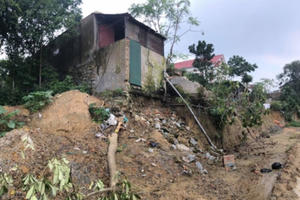 Những ngôi nhà chờ sập ngay bên bờ kè chống sạt lở