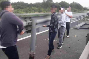 Nhiều tài xế bị triệu tập vì tháo dải phân cách cao tốc Long Thành?