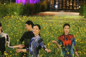 Độc đáo biểu diễn tranh Huế kết hợp Áo dài tại cầu Trường Tiền