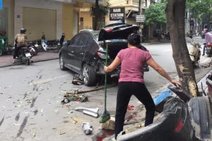 Hà Nội: Ô tô "điên" gây tai nạn liên hoàn khiến 2 mẹ con bị thương