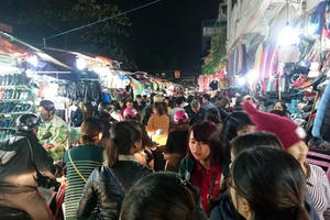 Chớm lạnh, "thiên đường giá rẻ sinh viên" đông nghịt người mua sắm