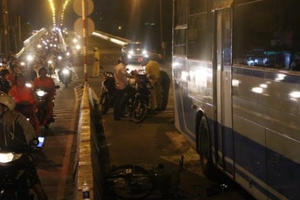 Đi xe đạp vào làn đường cấm, thanh niên bị xe buýt cán tử vong