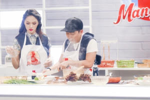 Vào bếp nấu ăn Hương Giang tuyên bố với Trường Giang "hỏng thì đừng có trách"