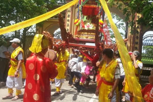 Ninh Bình: Độc đáo lễ hội luồn kiệu lấy may