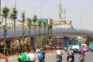 Tiếp tục hạ cốt đê sông Hồng, mở rộng đường đến cầu Nhật Tân