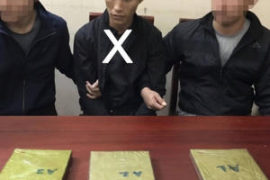 Bắt quả tang con nghiện trên xe khách cùng 3 bánh heroin