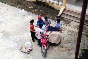 Sơn La: Lại xôn xao hình ảnh chở thi thể quấn chăn bằng xe máy