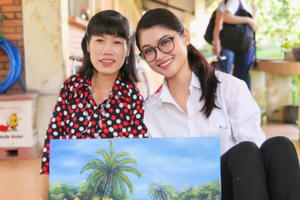 Á hậu Thuỳ Dung mang tranh của người khuyết tật đến Hoa hậu Quốc tế 2017