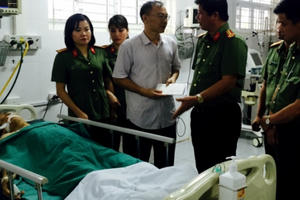 Lào Cai: Khám nhà nghi phạm ma tuý, chiến sĩ Công an bị đâm thấu ngực Lào Cai: Khám nhà nghi phạm ma tuý, chiến sĩ Công an bị đâm thấu ngực