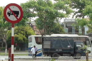 Đà Nẵng: Bãi đỗ xe “đè” công viên gây phẫn nộ dư luận