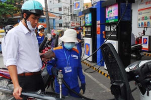 Người mua xăng chịu thiệt đủ kiểu Người mua xăng chịu thiệt đủ kiểu