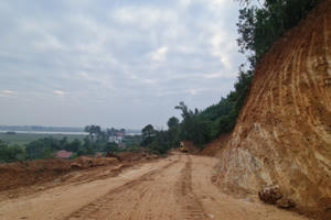 Nghệ An: Lãnh đạo địa phương lý giải vì sao “đất tặc” có thể mở đường lên núi khai thác trái phép