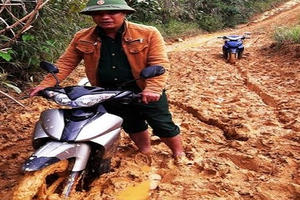 "Thế giới" bùn lầy bám chặt người và xe "Thế giới" bùn lầy bám chặt người và xe